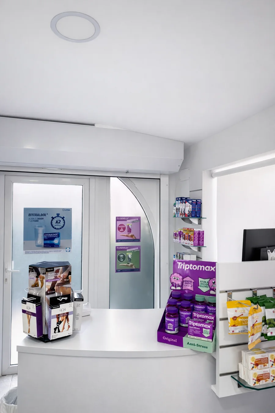 Interior y mostrador de la farmacia