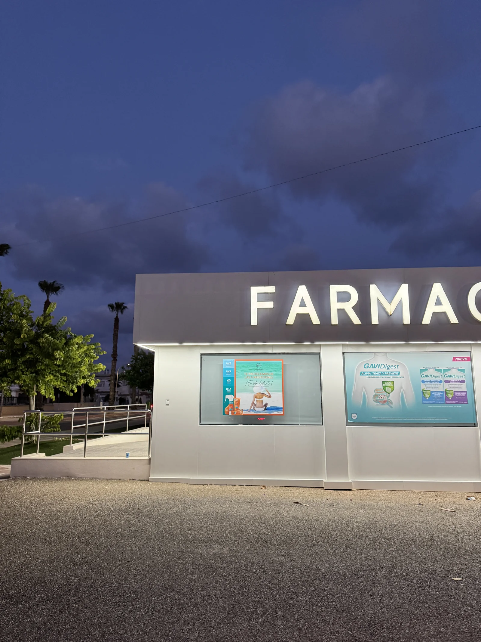 Fachada de Farmacia MM al atardecer, en Los Narejos (Los Alcázares)