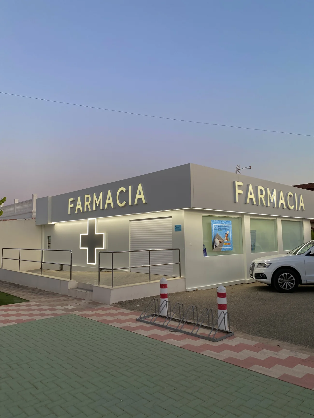 Fachada de la farmacia de día